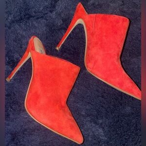 Steve Madden Darlene Mules size 6 in Orange/Red Suede